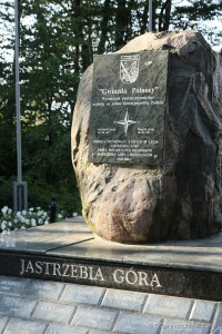 Pamiątkowy obelisk zlokalizowany w Jastrzębiej Górze